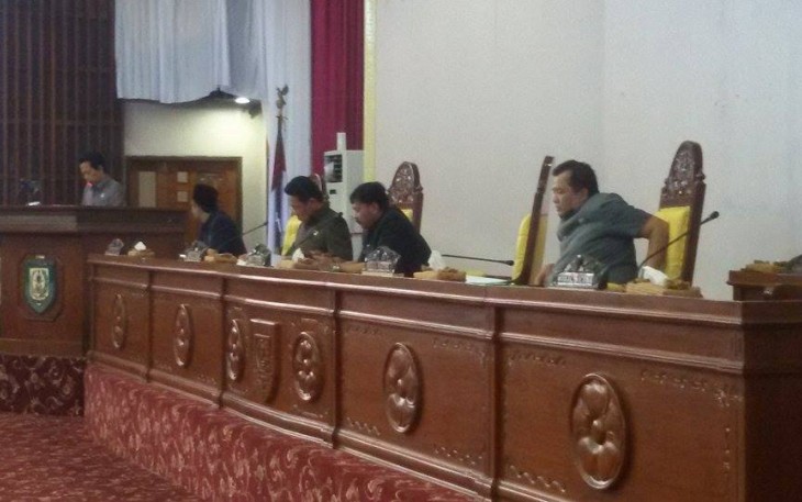 Perwakilan komisi menyampaikan laporan hasil pembahasan