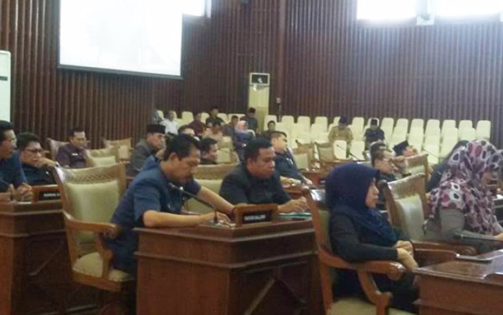 Para wakil rakyat tampak serius mengikuti paripurna