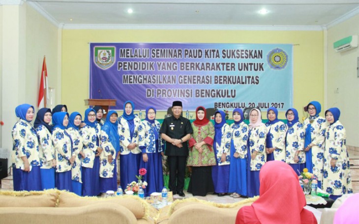 Plt. Gubernur Rohidin Mersyah saat membuka Seminar PAUD Se-Provinsi Bengkulu di Kuala Beach Hotel Bengkulu, Kamis(20/7).