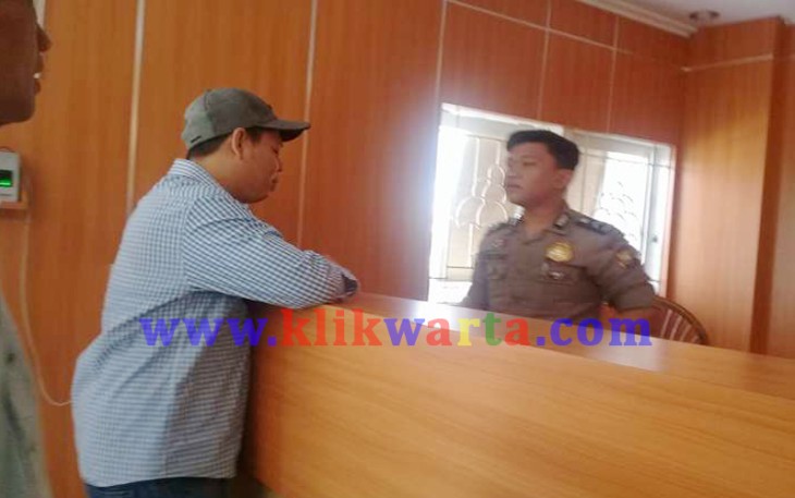 Mantan Wakil Gubernur Bengkulu Sultan B Najamuddin saat ingin membesuk mantan Gubernur Bengkulu Junaidi Hamsyah di Rutan Kelas IIB Malabero
