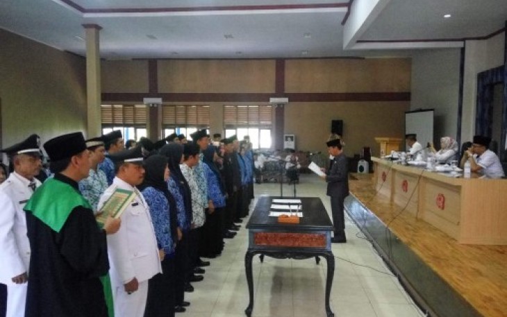 Pelantikan pejabat eselon III dan IV termasuk Kepala Sekolah, di Ruang Gunung Bungkuk, Kantor Walikota Bengkulu, Bentiring, Rabu (2/8/2017).