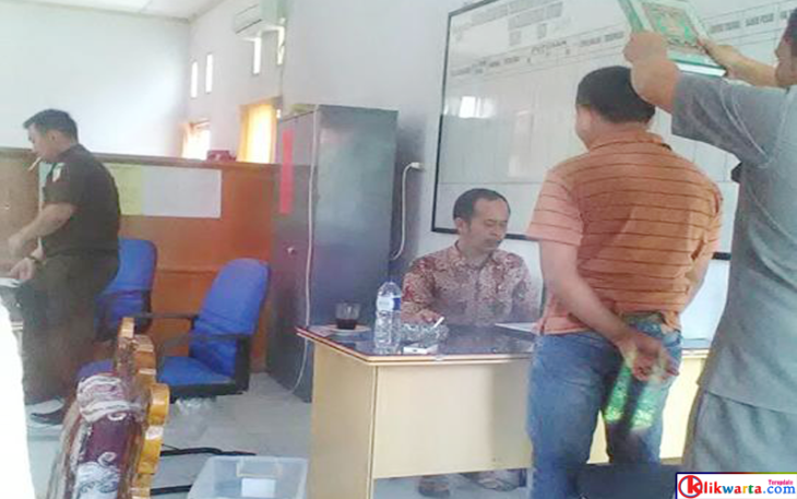 Anggota TPK Desa Cucupan saat diperiksa sebagai saksi kasus DD Cucupan, Kecamatan Tetap, Senin (07/08/2017).