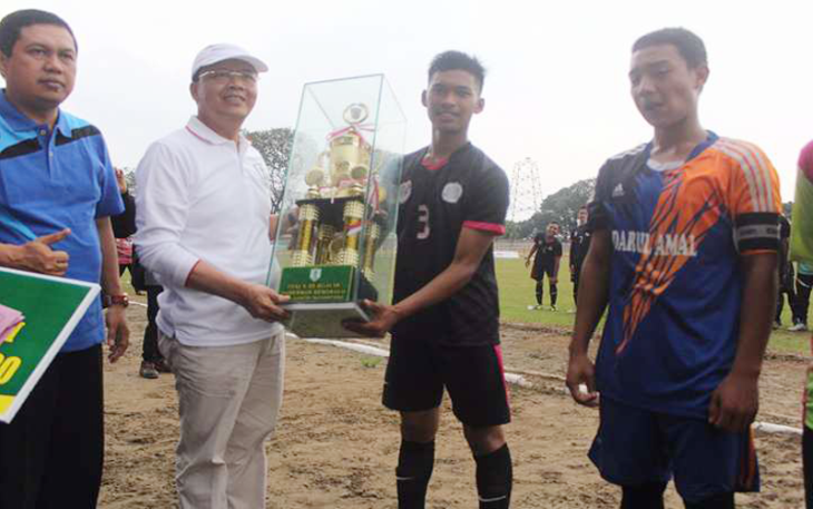 Plt Gubernur Bengkulu Rohidin Mersyah saat memberikan piala bergilir Gubernur Bengkulu