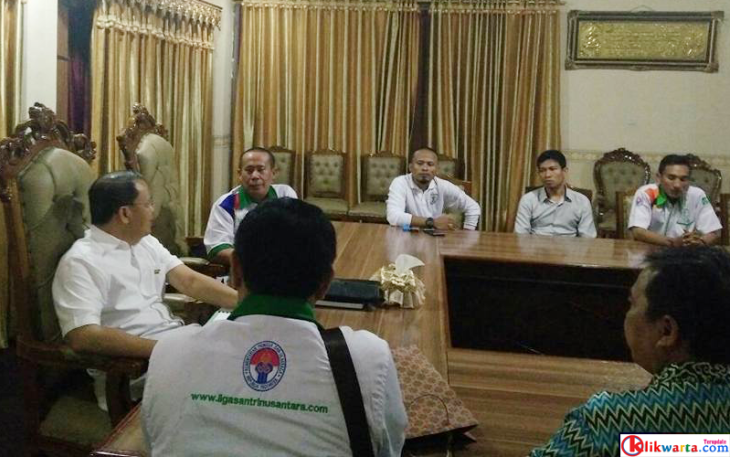 Plt Gubernur Bengkulu Rohidin Mersyah saat menerima kunjungan dari panitia Liga Santri Nusantara (LSN) di gedung daerah,  Rabu (09/08/2017) malam.