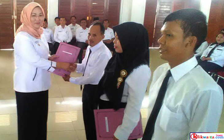 Wabup Kaur saat membagikan SK CPNSD Tenaga Kesehatan dan Penyuluh, Rabu (09/08/2017).