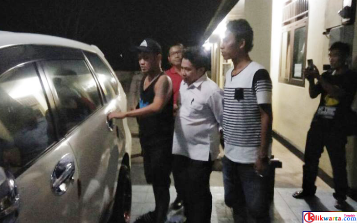 DS saat diglandang ke mobil Kijang Innova untuk dibawa ke Bengkulu