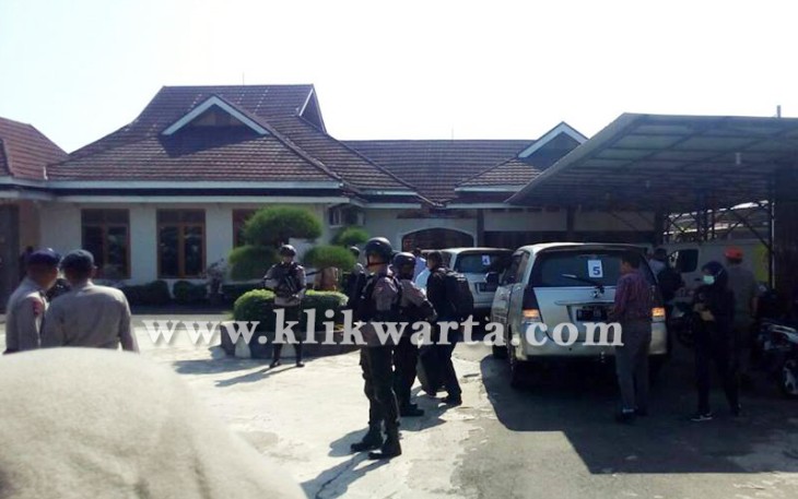 Sejumlah kendaraan saat tiba di rumah pribadi RM di kawasan Hibrida 15 Sidomulyo, Kota Bengkulu. 