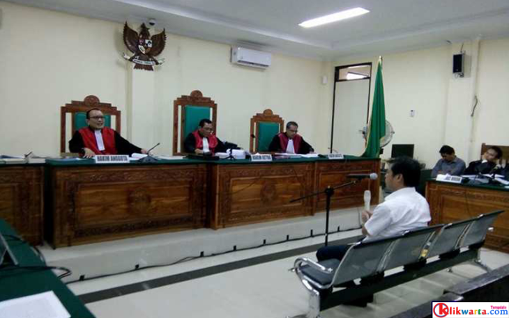 Sidang lanjutan terhadap kedua terdakwa (Amin Anwai dan Murni Suhardi) Operasi Tangkap Tangan (OTT) kasus suap Balai Wilayah Sungai Sumatera (BWSS) VII Bengkulu yang melibatkan Kepala Seksi Intelijen Kejati Bengkulu Parlin Purba pada hari Kamis (24/8).
