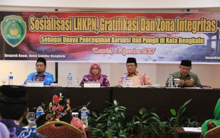 Sosialisasi Laporan Hasil Kekayaan Pejabat Negara (LHKPN), Gratifikasi dan Zona Integritas sebagai upaya pencegahan korupsi dan pungli di Kota Bengkulu, Kamis (03/08/2017) di ruang pertemuan Besurek Hotel Santika Bengkulu, Inspektorat kota Bengkulu. 