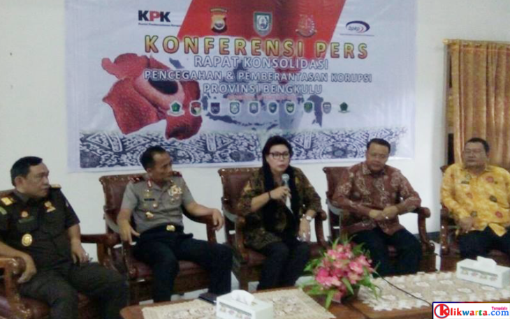 Wakil Ketua KPK Basaria Pandjaitan, saat Konferensi Pers Rapat Konsolidasi Pencegahan dan Pemberantasan Korupsi Provinsi Bengkulu, Kamis (10/08/2017).