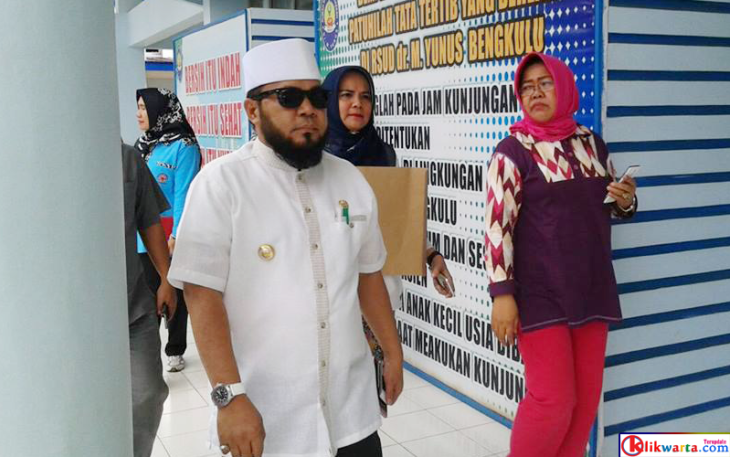 Walikota Helmi Hasan saat berkunjung ke RSUD M Yunus, Kamis (10/08/2017).