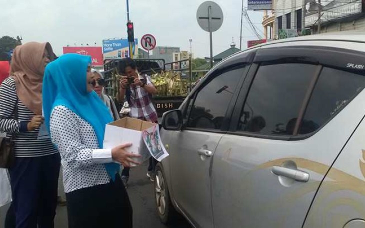 Mardiyanti saat melakukan penggalangan dana di Simpang Lima Kota Bengkulu