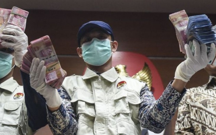 KPK Menunjukkan barang bukti hasil OTT di Bengkulu (foto : Kompas.com)