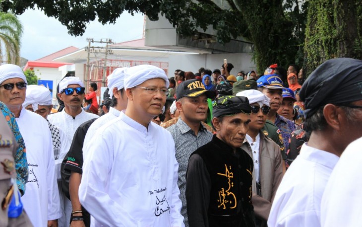 Memakai baju putih, Plt Gubernur bersama Kapolda dan Damrem Gamas
