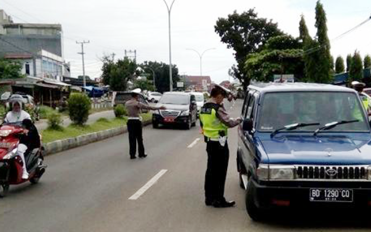 Saat razia, polisi menghentikan kendaraan dinas dan juga kendaraan lainnya