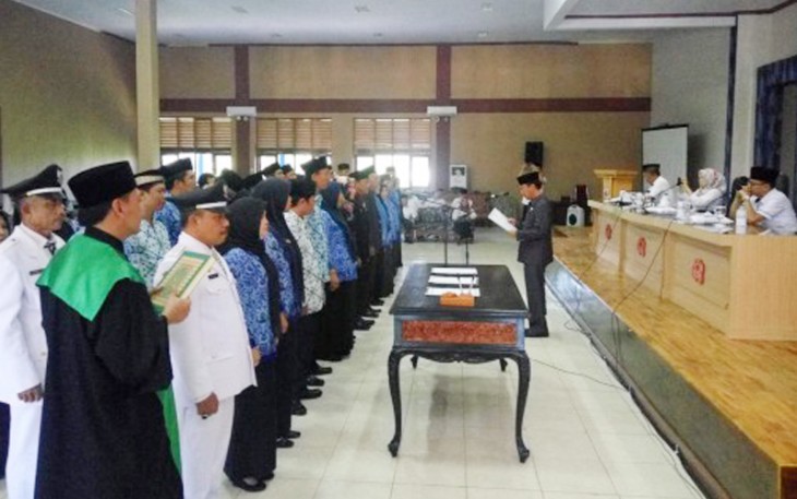 Pelantikan terhadap 45 orang ASN ini terdiri dari  3 orang eselon III, 37 orang eselon IV, dan 5 orang kepala sekolah yaitu 3 orang kepala sekolah SD dan 2 orang kepala sekolah SMP