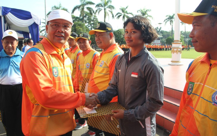 Plt. Gubernur Bengkulu Rohidin Mersyah saat melepas Kontingen Bengkulu yang akan berlaga pada Pekan Olahraga Pelajar Nasional (POPNAS) ke 14  di Provinsi Jawa Barat.