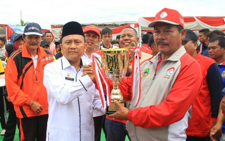 Penutupan POT-Plt Asisten I bidang Pemerintahan dan Kesra memberikan Piala Juara Umum kepada Provinsi Jawa Barat.