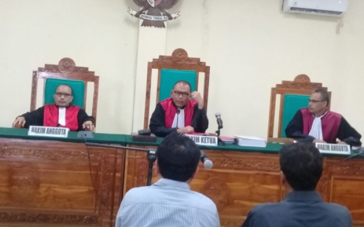 Dua terdakwa hasil Operasi Tangkap Tangan (OTT) KPK di Bengkulu yakni Amin Anwari dan Murni, saat menjalani sidang di PN Tipikor Bengkulu, Selasa (10/10/2017)