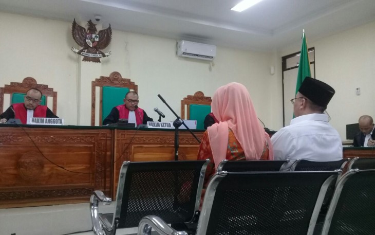 Ridwan Mukti dan istri saat menjalani sidang di PN Tipikor Bengkulu, Kamis (12/10)