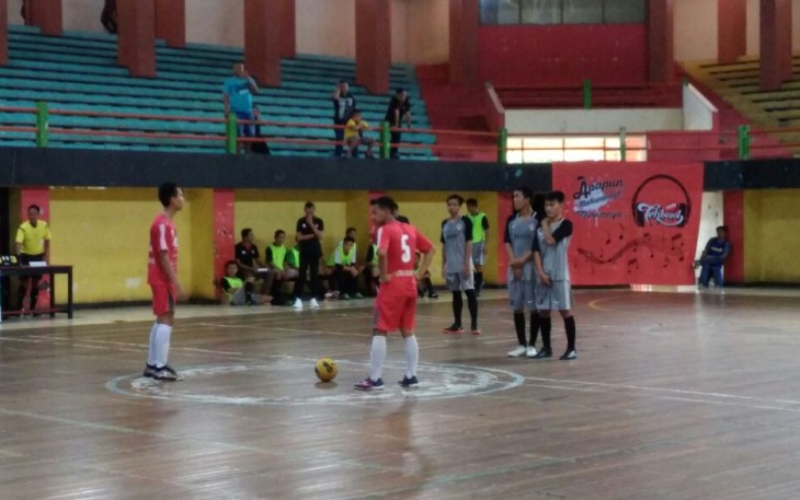 Dua tim Futsal Bengkulu saat berlaga di di Gedung Pemuda dan Olahraga (GOR) Sawah Lebar, Kota Bengkulu, Sabtu (07/10/2017).