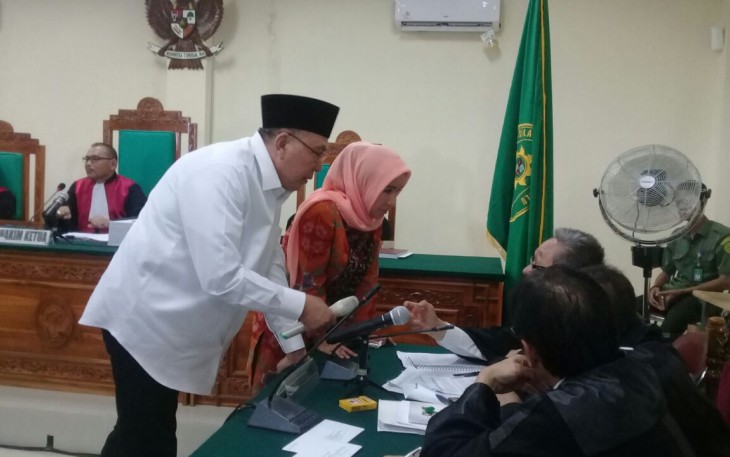 Ridwan Mukti dan istri saat menjalani sidang di PN Tipikor Bengkulu, Kamis (12/10)