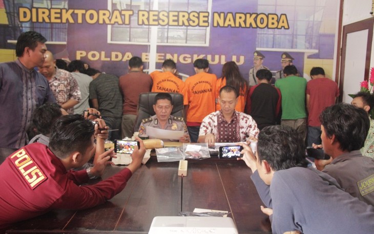 Kasat III Dit Narkoba Polda Bengkulu Kompol Frengki Leo didampingi Kasubbid Penmas Bid Humas Polda Bengkulu saat menggelar Press Release barang bukti dan tersangka, Jumat (06/10). Foto : (Tribratanewsbengkulu.com)