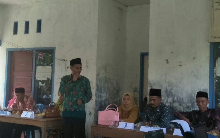 Salah satu calon kades saat menyampaikan visi dan misinya