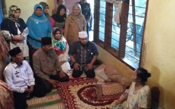 Walikota Helmi Hasan Helmi Hasan menjenguk 4 warganya yang menderita sakit