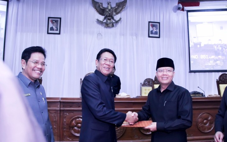 Plt Gubernur foto dengan Ketua DPRD Provinsi Bengkulu dalam Pengeshan Perda 2018