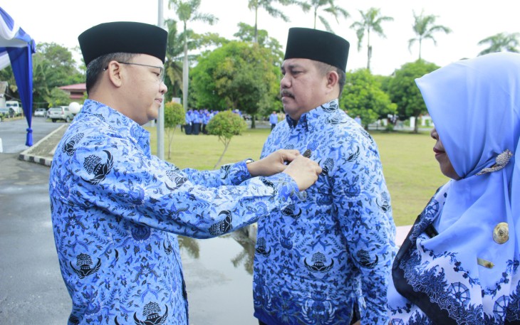 Penyematan penghargaan Satyalancana Karya Satya oleh Plt. Gubernur Bengkulu Rohidin Mersyah