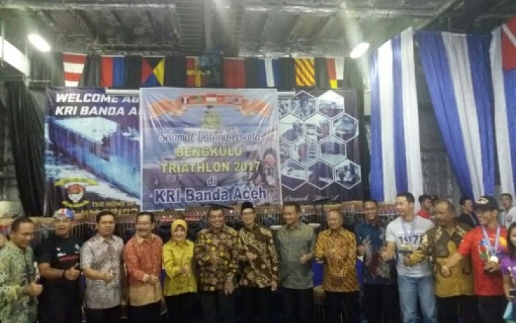 Pemkot Bengkulu menggelar pembagian hadiah Bengkulu Triathlon 2017