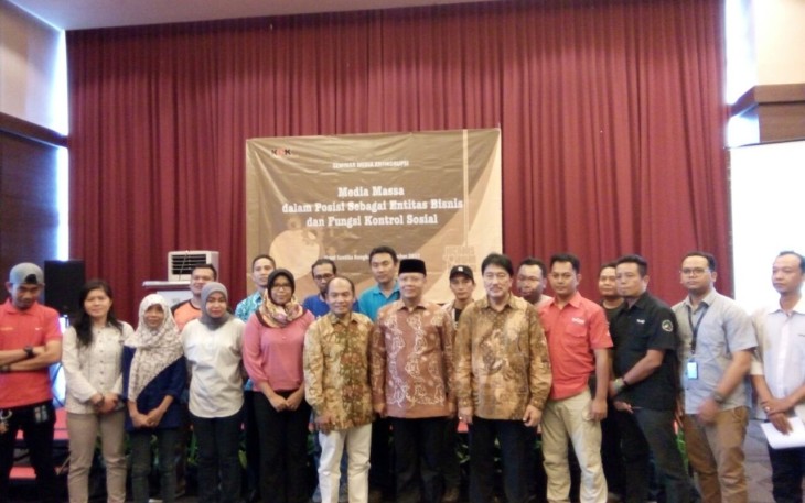Foto bersama saat acara seminar