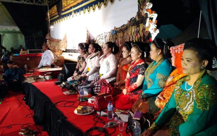Wayang Sinden Yang Mengiringi Pagelaran Wayang Kulit diantaranya Sinden Terkenal Wiwid Widayati dan Gepeng
