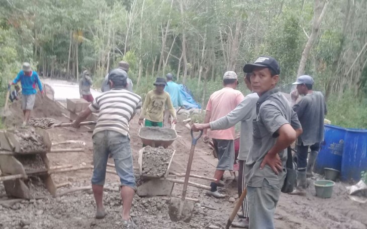Gotong Royong warga Desa Tanjung Bunga membangun jalan rabat beton