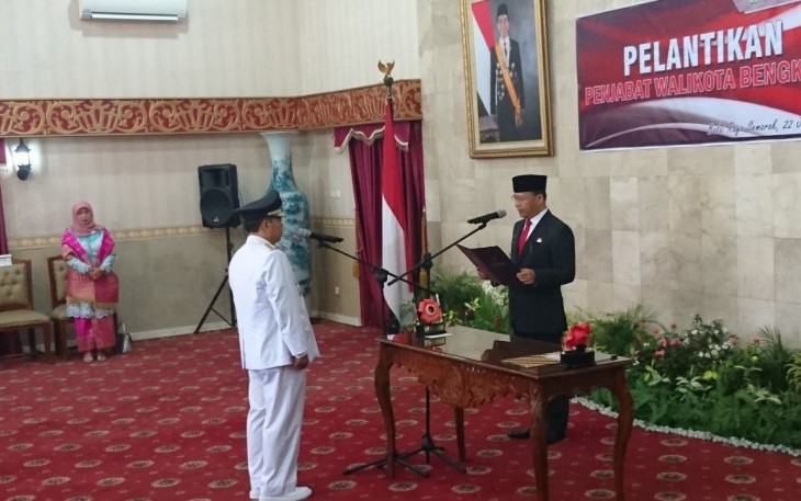 Plt Gubernur Bengkulu Rohidin Mersyah saat melantik Budiman Ismaun sebagai caretaker Walikota Bengkulu