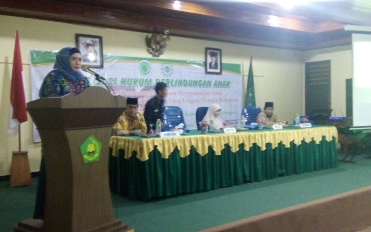Ketua TP PKK Derta Wahyulin Rohidin Mersyah saat memberikan kata sambutan sekaligus membuka acara