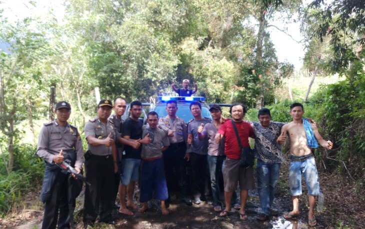 Wakapolres, Kompol. Rudi S, SH bersama tim reskrim saat membawa pelaku DI