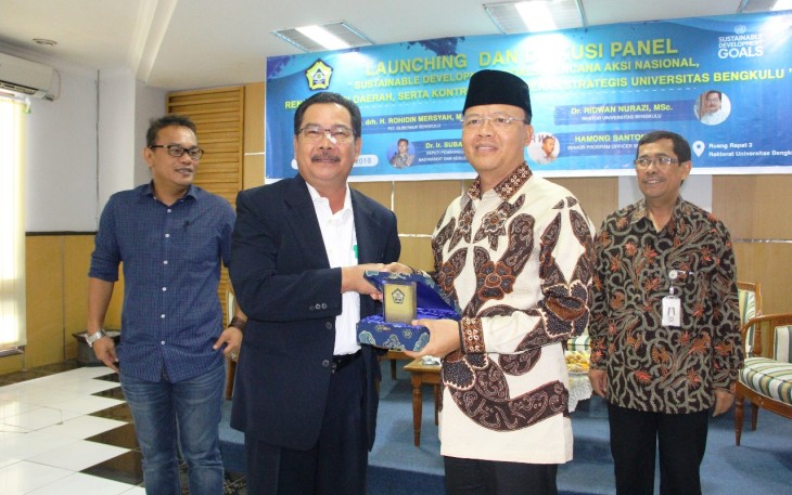 Penyerahan Cenderamata oleh Rektor Universitas Bengkulu