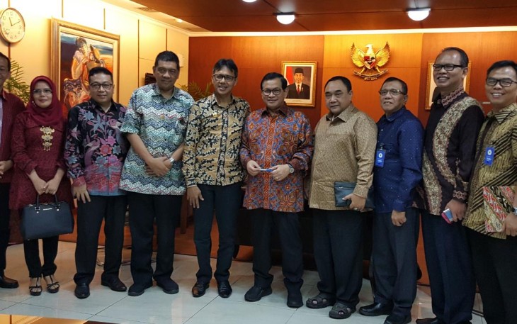 Gub Sumbar Irwan Prayitno dan Menteri Setneg Negara Pramono Anung Foto Bersama