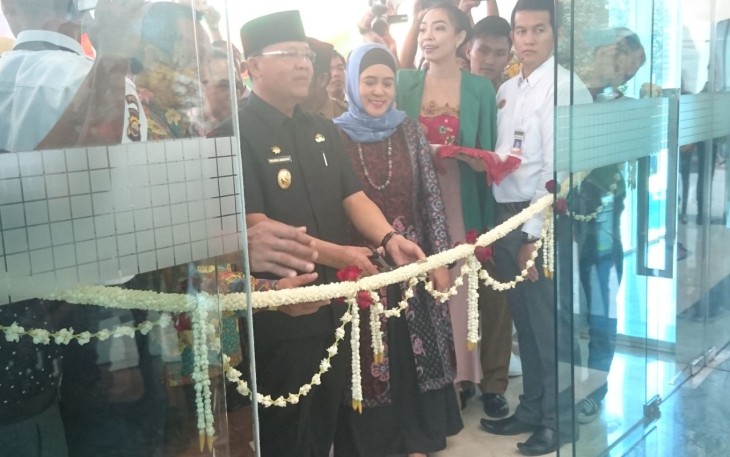 Plt Gubernur Bengkulu Rohidin Mersyah saat memotong pita tanda peresmian kantor pusat Bank Bengkulu, Selasa (30/1/2018)