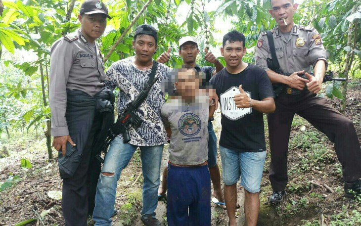 Pelaku saat diamankan petugas kepolisian setempat