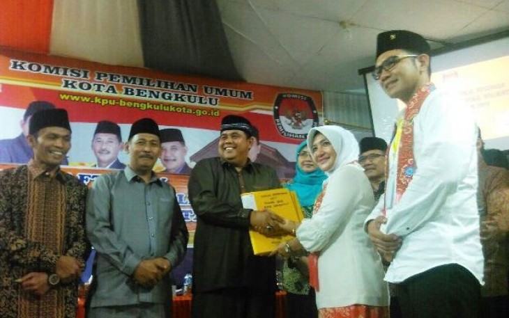 Penyerahan Formulir Pendaftaran Pasangan Linda-Mirza Kepada Ketua KPU Kota Bengkulu