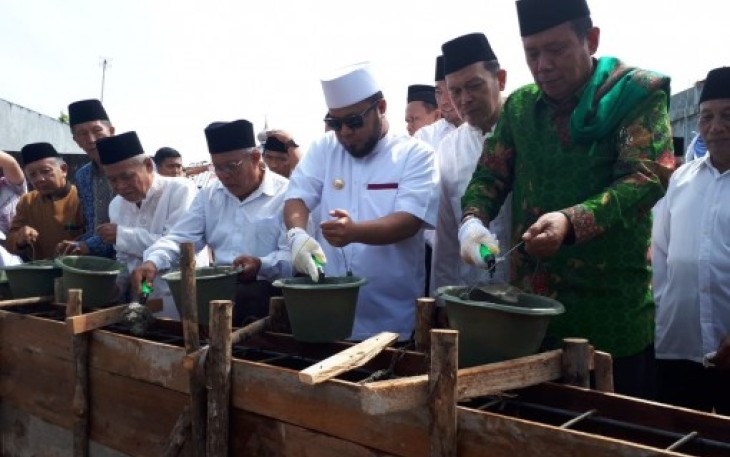 Walikota Helmi Hasan saat Lakukan Peletakan Batu Pertama Relokasi Masjid Bersejarah
