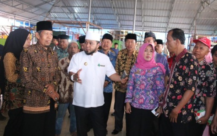 Kepala Disperindag Kota Bengkulu Dewi Darma dan Wali Kota Bengkulu Helmi Hasan Meresmikan Auning Pasar Minggu Bertingkat