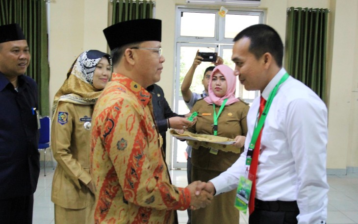 Pengalungan tanda peserta oleh Plt. Gubernur Bengkulu Rohidin Mersyah.