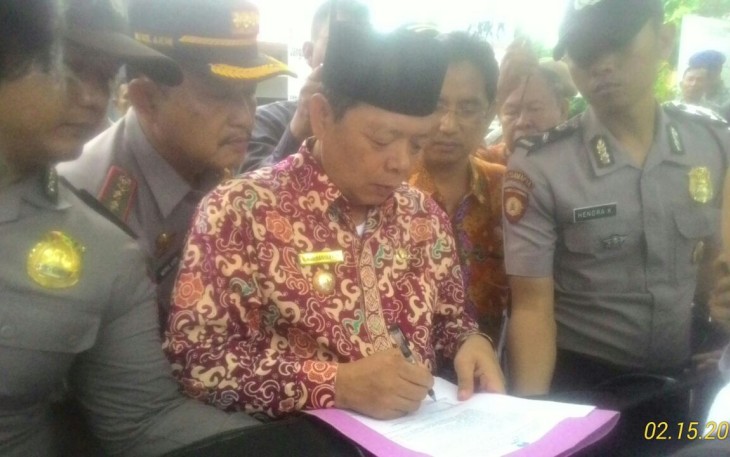 Kepala Dinas Pendidikan dan Kebudayaan Provinsi Bengkulu, Budiman Ismaun, saat menanggapi aksi demo aktivis KAMMI.