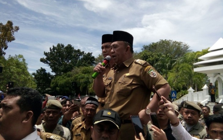 Sekda Provinsi Bengkulu Nopian Andusti, SE, MT  saat menanggapi pendemo