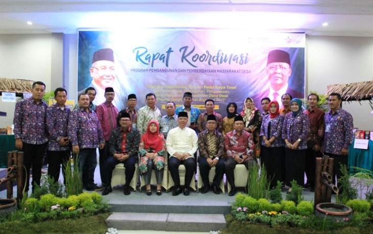 Plt Gub Rohidin Mersyah Foto Bersama Dengan Peserta Rapat Koordinasi (Rakor) Program Pembangunan dan Pemberdayaan Masyarakat dan Desa (P3MD) Provinsi Bengkulu dan Program Inovasi Desa (PID) tahun 2018 