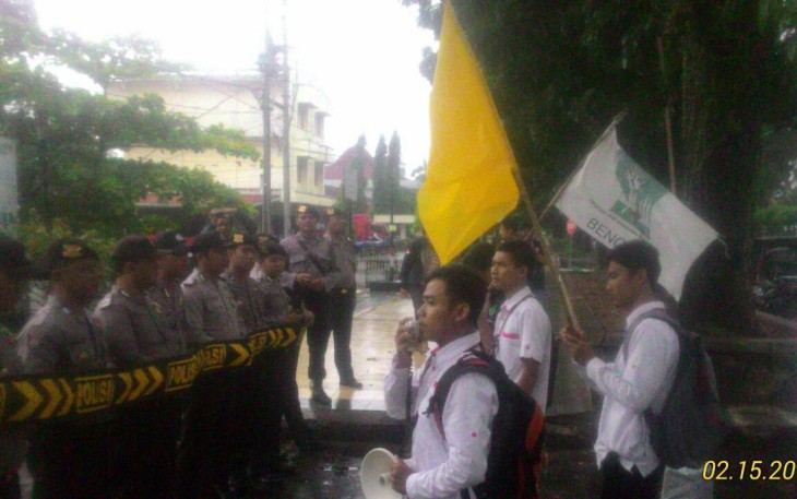 Belasan aktivis KAMMI saat berunjuk rasa di depan kantor Disdikbud Provinsi Bengkulu, Kamis (15/02/2018).